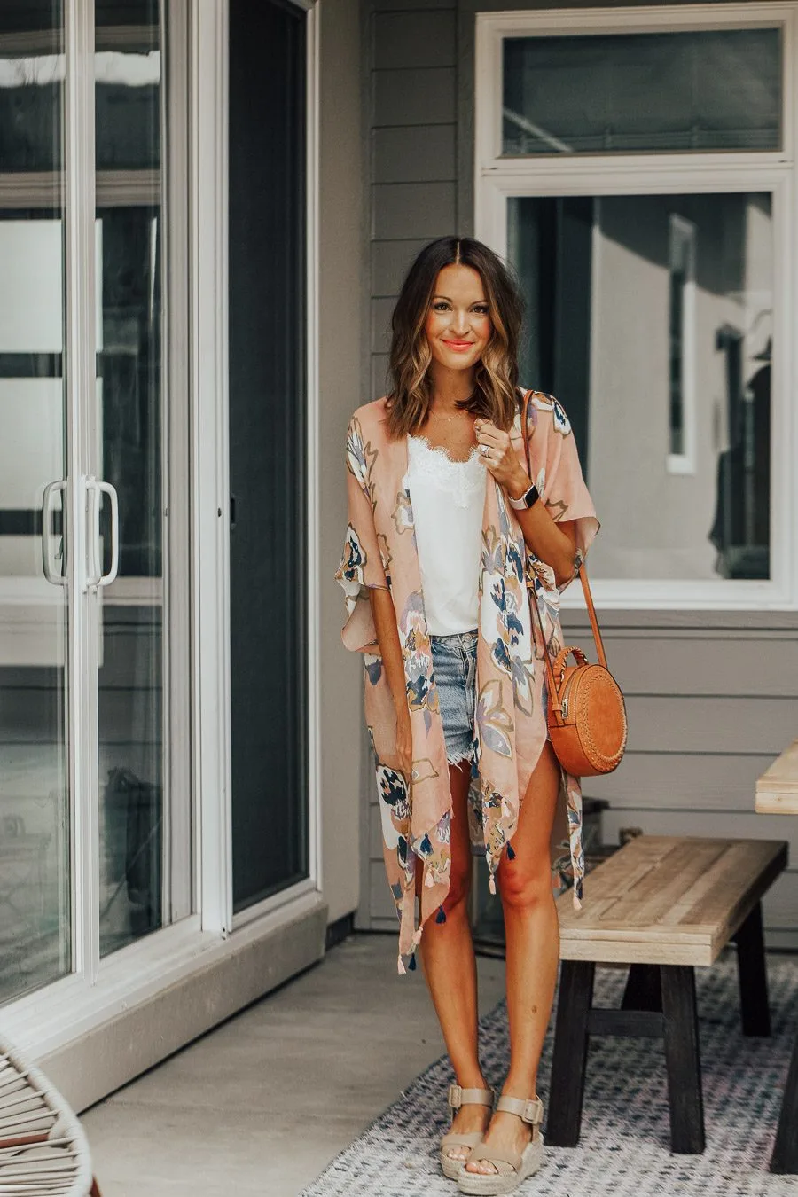 Laurenkaysims mặc áo hai dây, quần shorts, áo kimono