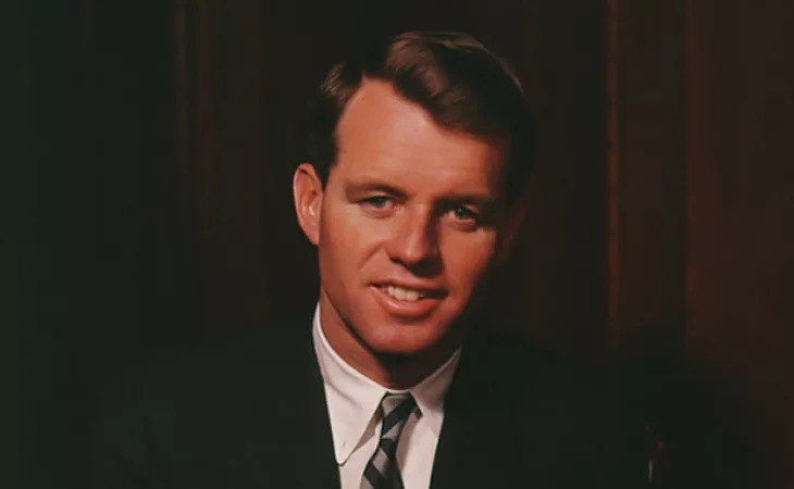 Sau khi cái chết của nữ minh tinh được cánh báo chí xác nhận, cố Thượng nghị sĩ Robert Kennedy là người mà dư luận "chĩa mũi dùi" vào đầu tiên do vướng phải scandal tình ái với Marilyn