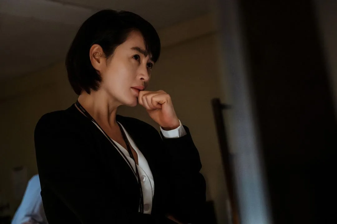 kim hye soo chống tay lên cằm