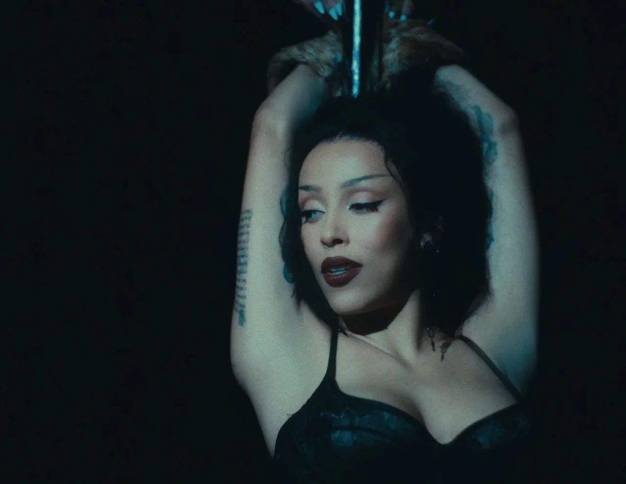 MV lisa born again doja cat diện bodysuit