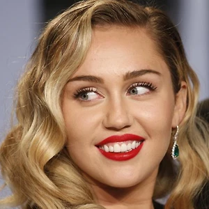 Những kiểu tóc gắn liền với câu chuyện tình yêu tròn một thập kỷ của Miley Cyrus