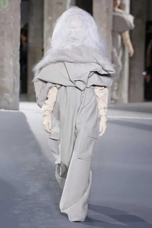 Những chiếc quần túi hộp được phóng đại trong thiết kế của Rick Owens