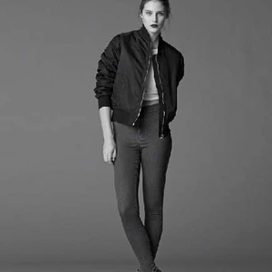 Topshop lần đầu tiên giới thiệu Topshop Jeans với sự đa dạng về kiểu dáng và phong cách