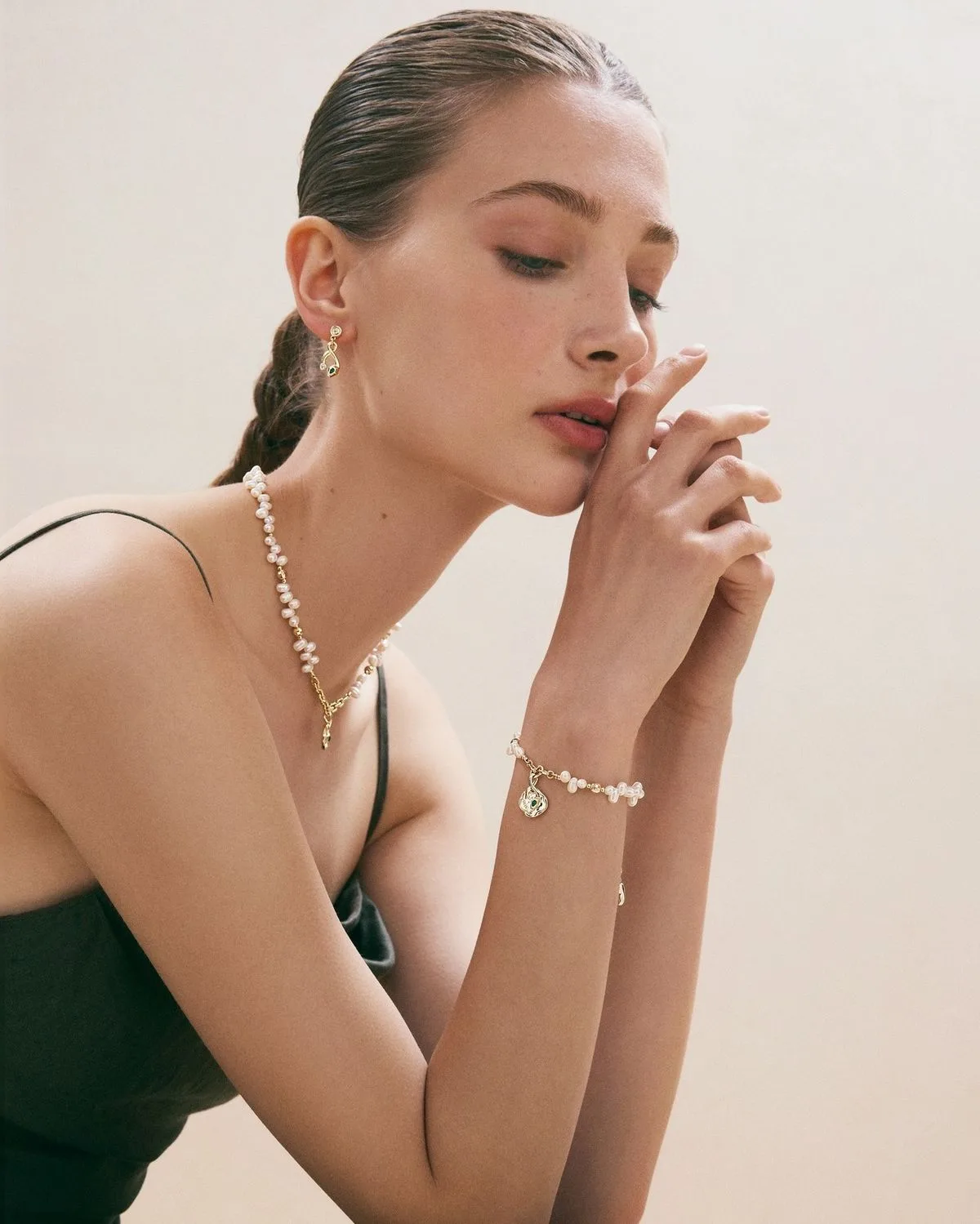 Những bản thiết kế đầy mê hoặc từ ngọc trai giúp nuôi dưỡng cảm xúc rạng rỡ cho các nàng thuộc cung Nước.