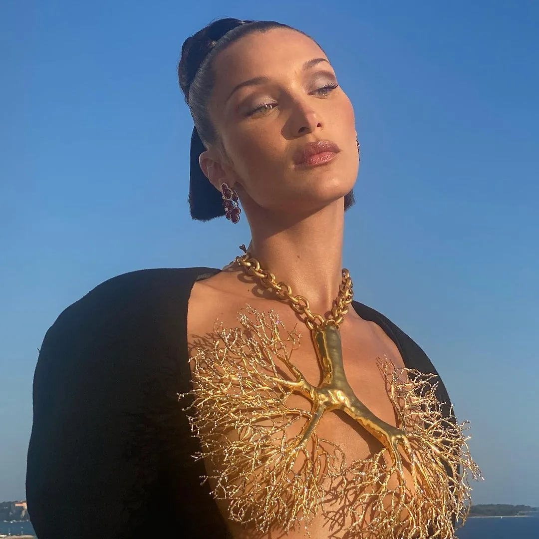 bella-hadid-dark-feminien