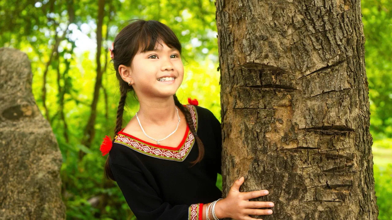 Cô bé Gia Rai xuất hiện trong MV “Ta Từ Đâu Tới”