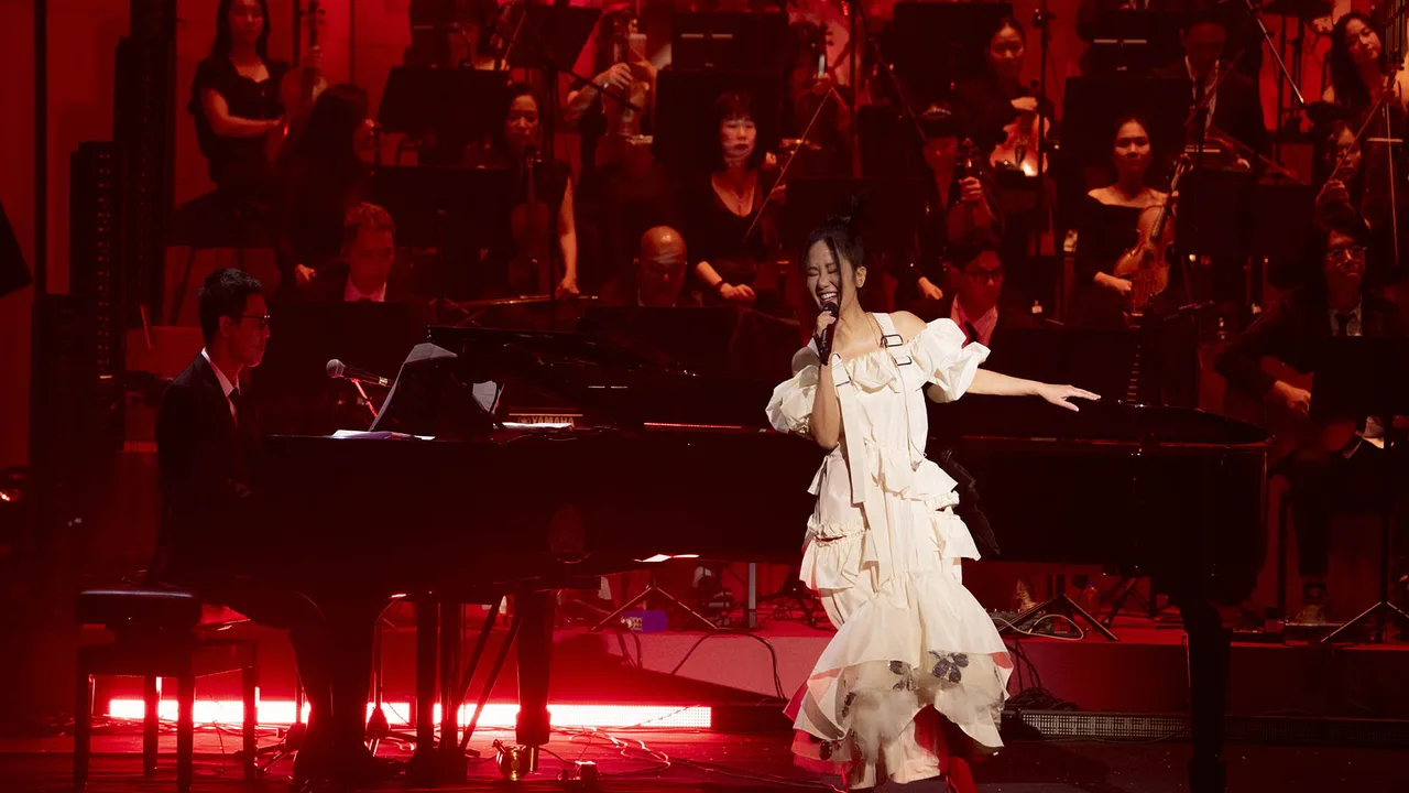 Hồng Nhung bên cạnh dàn nhạc công trong concert Hồng Nhung hát về Hà Nội