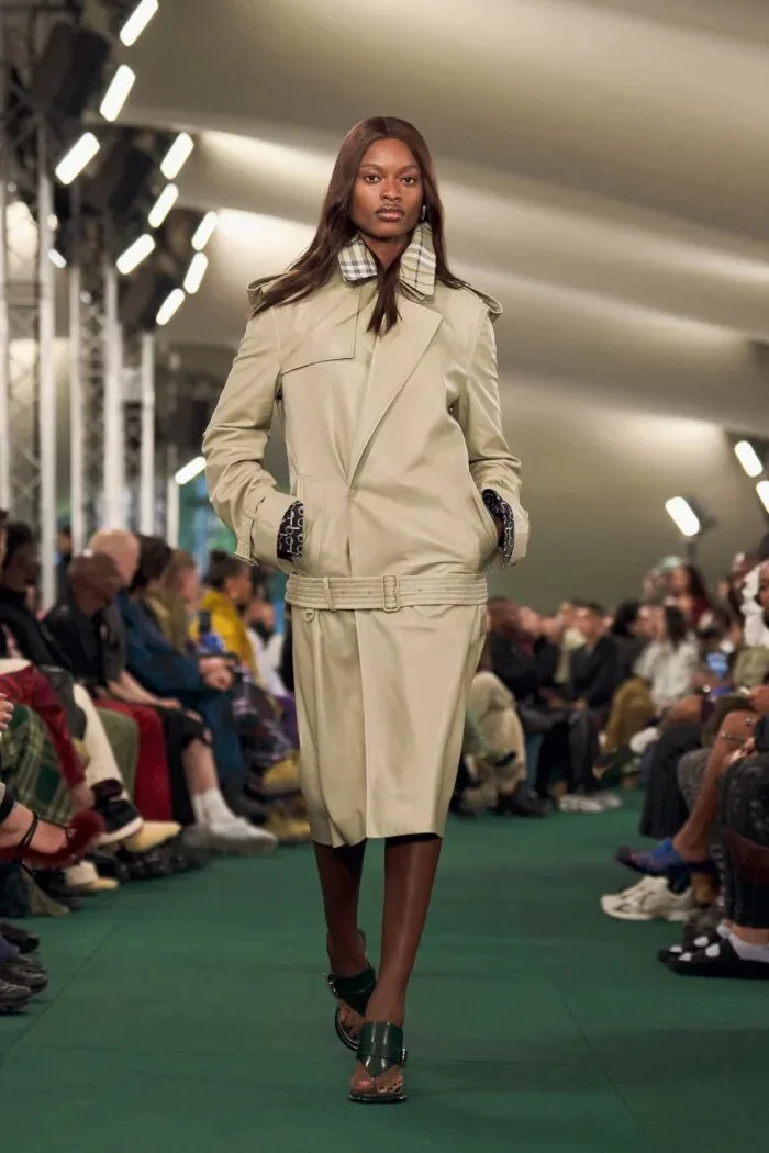 Burberry 2024 S/S Collection RTW thắt lưng cạp thấp
