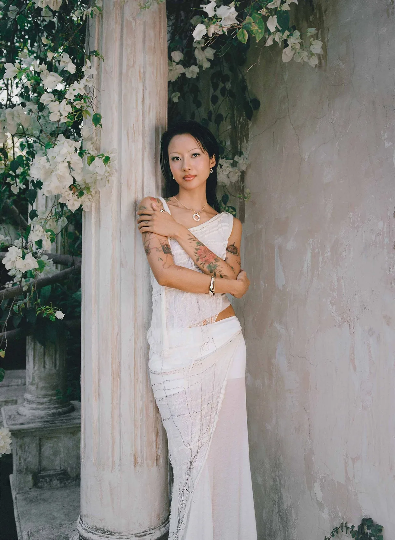 Nữ rapper suboi trong tà váy trắng