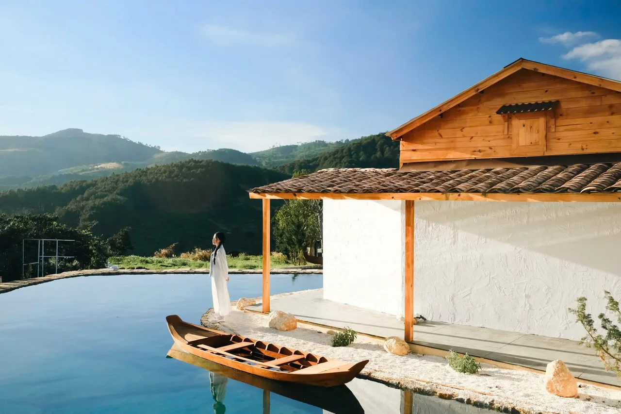 không gian Floating Town tĩnh lặng và bình yên với những đồi thông xung quanh