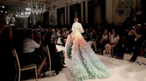 Một thiết kế của Marchesa sử dụng chất vải được nhóm thực tập của Lisa xử lý