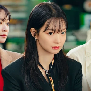 Shin Min Ah để tóc mái thưa và cắt layer trong phim 