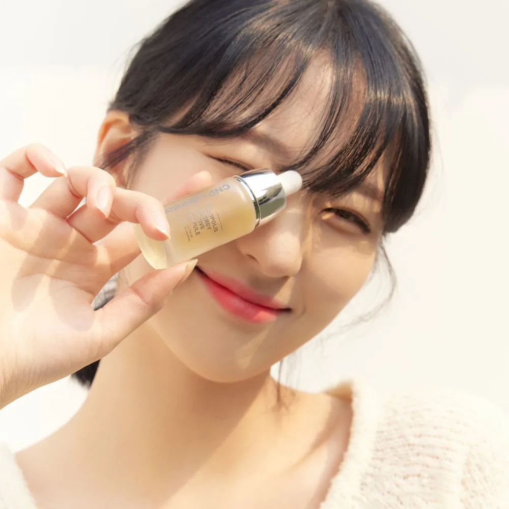 Hình ảnh người mẫu với tinh chất keo ong CNP.