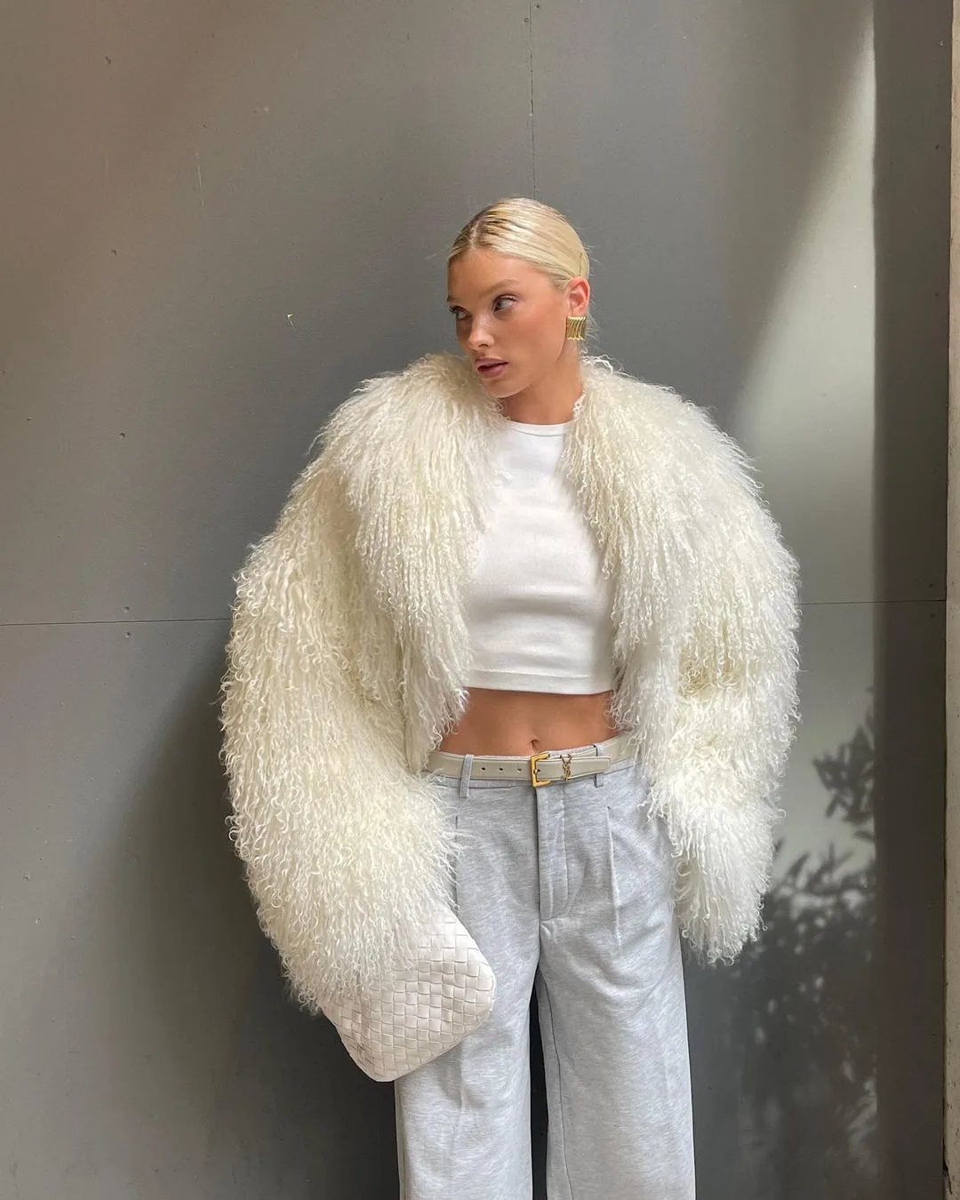 elsa diện áo khoác lông croptop