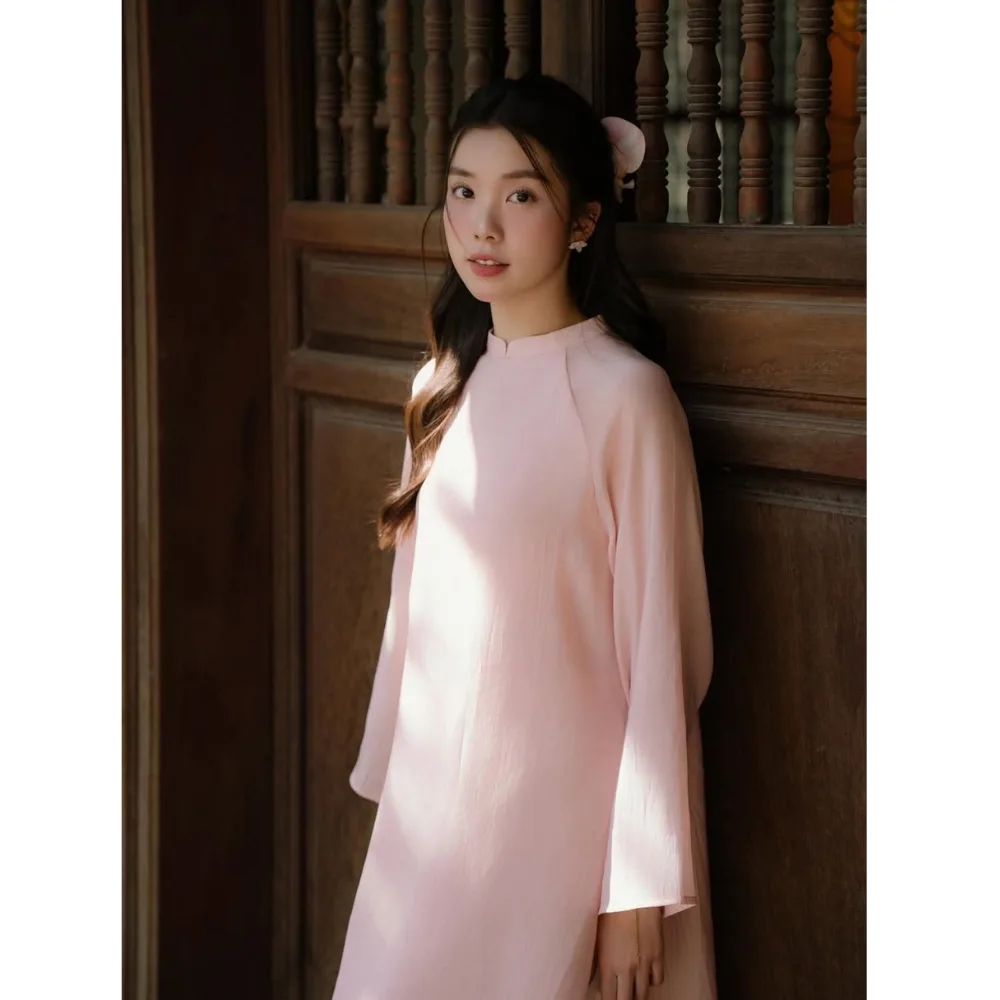 Trịnh Hà Vy mặc áo dài hồng pastel và đánh son MLBB