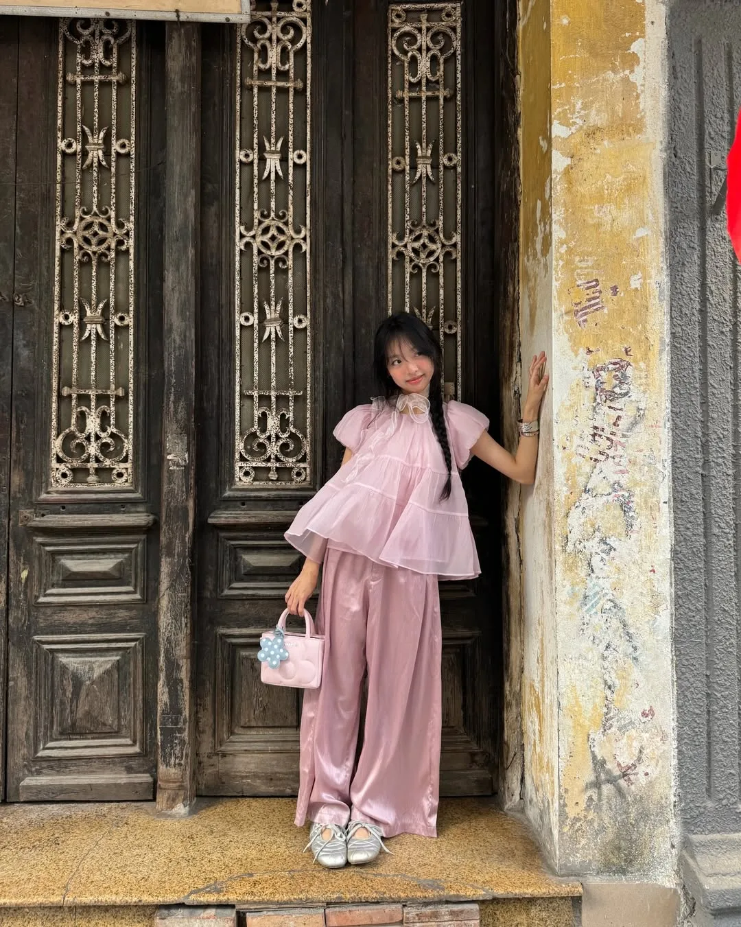 Sự kết hợp ton-sur-ton giữa trang phục lụa bay bổng và sneakers satin tạo nên một hiệu ứng thị giác dịu dàng.