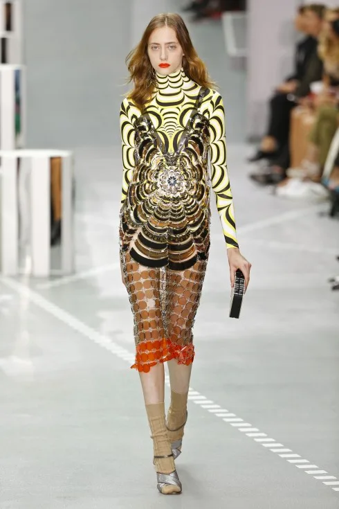 Bên cạnh đó BST của Mary Katrantzou cũng mang tới những chiếc váy được đính hoạ tiết cầu kỳ