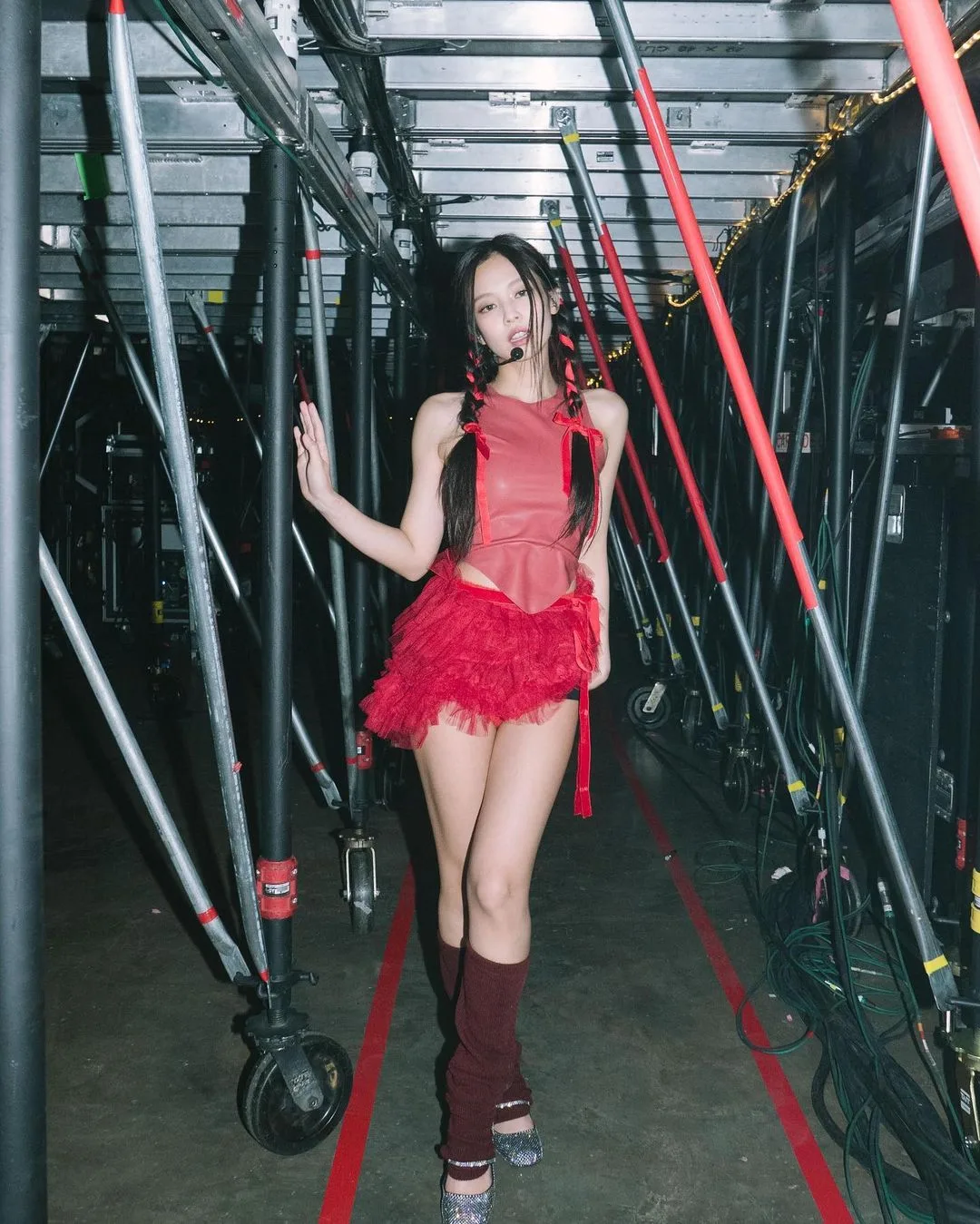 @jennierubyjane diện vớ ống chân đỏ