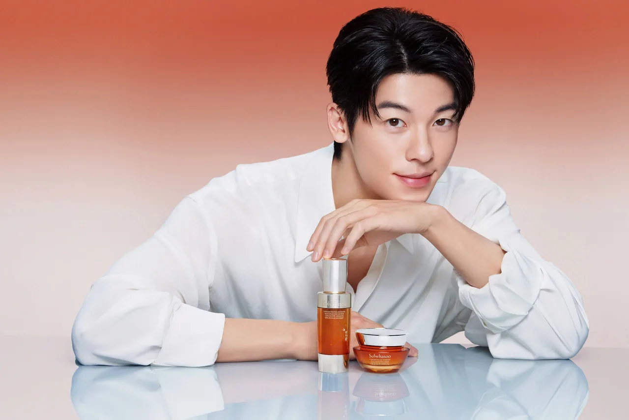 nhân sâm - diễn viên Hứa Quang Hán mặc áo sơ mi màu trắng và tạo dáng chống cằm để chụp cùng bộ sản phẩm dưỡng da của Sulwhasoo