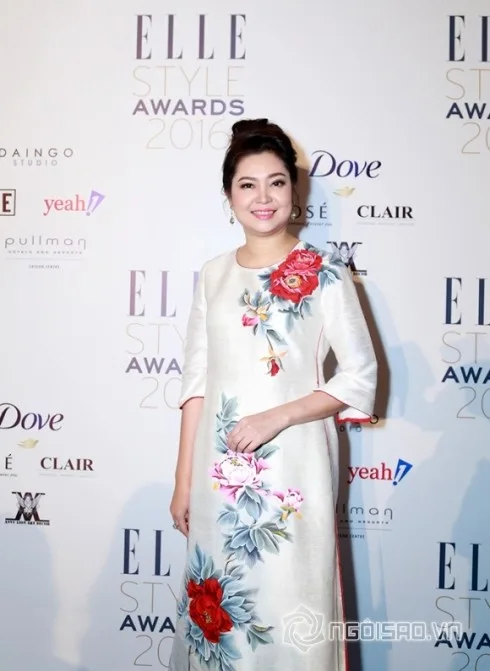 Trên nền chất liệu Đũi tơ tằm, từng chiết Áo dài của thương hiệu Peony luôn được thiết kế rất tinh tế.