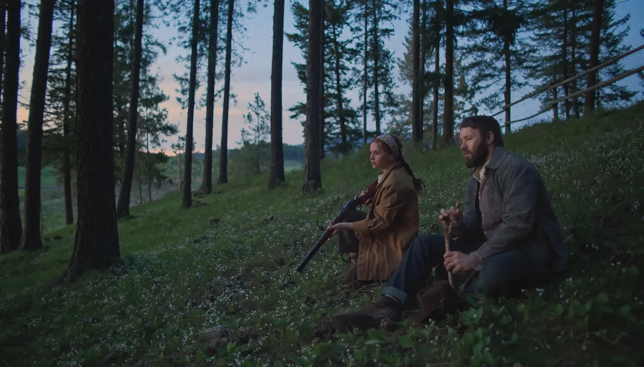 nhân vật Robert Grainier do Joel Edgerton thủ vai và Felicity Jones trong vai người vợ Gladys trong phim Train Dreams