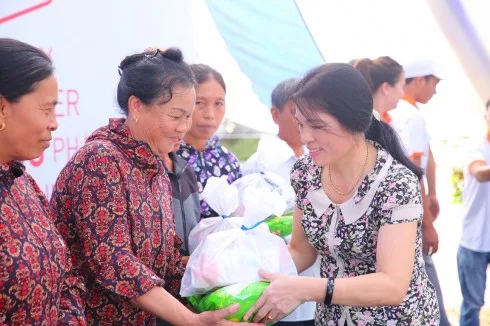 Hơn 24.000 phần quà đã được chuyến xe "Thương về miền Trung" trao đến tay người dân