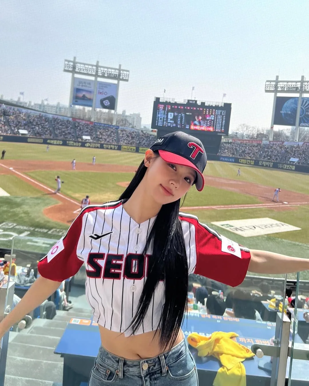 Miyeon diện áo bóng chày