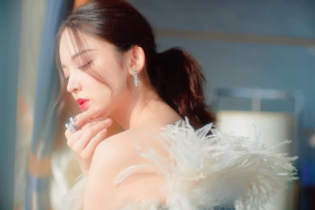 Thời trang cung Kim Ngưu - Cổ Lực Na Trát mặc đầm lông vũ