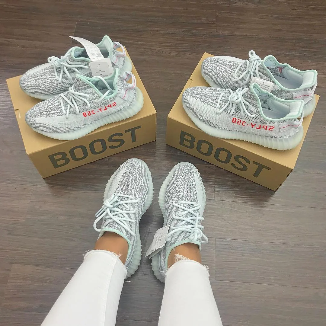Những cô nàng sở hữu tủ giày sneaker trong mơ của mọi cô gái Những cô nàng sở hữu tủ giày sneaker trong mơ của mọi cô gái