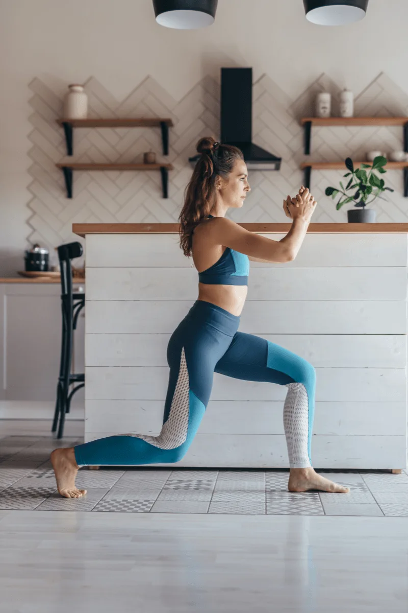 Bài tập mông walking lunge Bài tập mông walking lunge