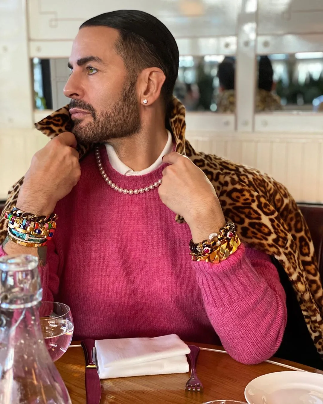 marc jacobs mặc áo len hồng áo khoác da báo phụ kiện vòng cổ ngọc trai