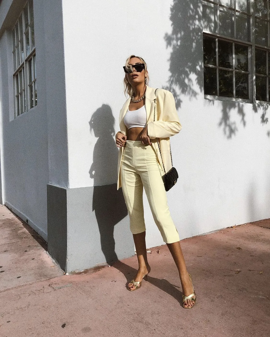 Carolina Lindo quần lửng vàng capri