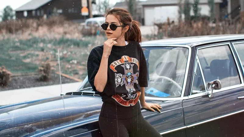 phong cách thời trang Y2K selena gomez mặc áo thun in hình