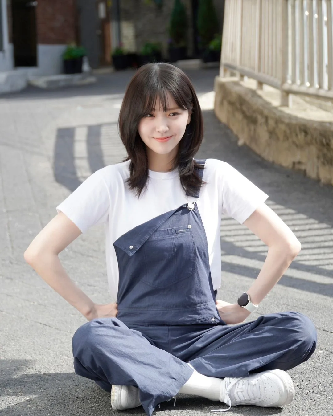 Kim Ji Eun diện quần yếm trong love next door