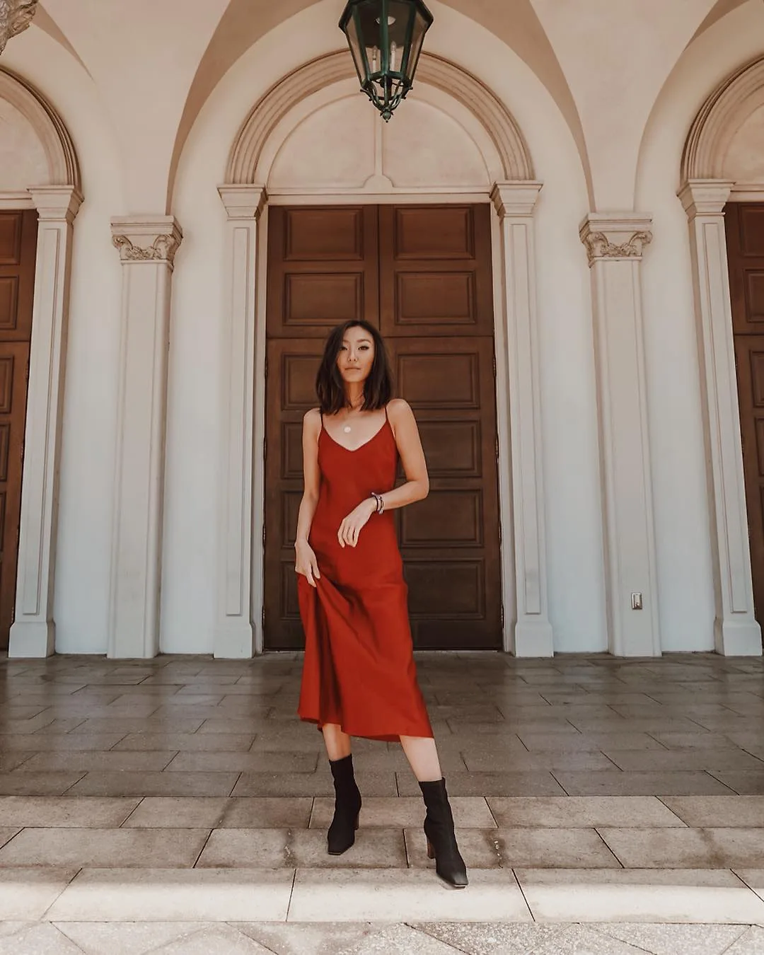 Đầm hai dây lụa màu cam đất mùa Hè
