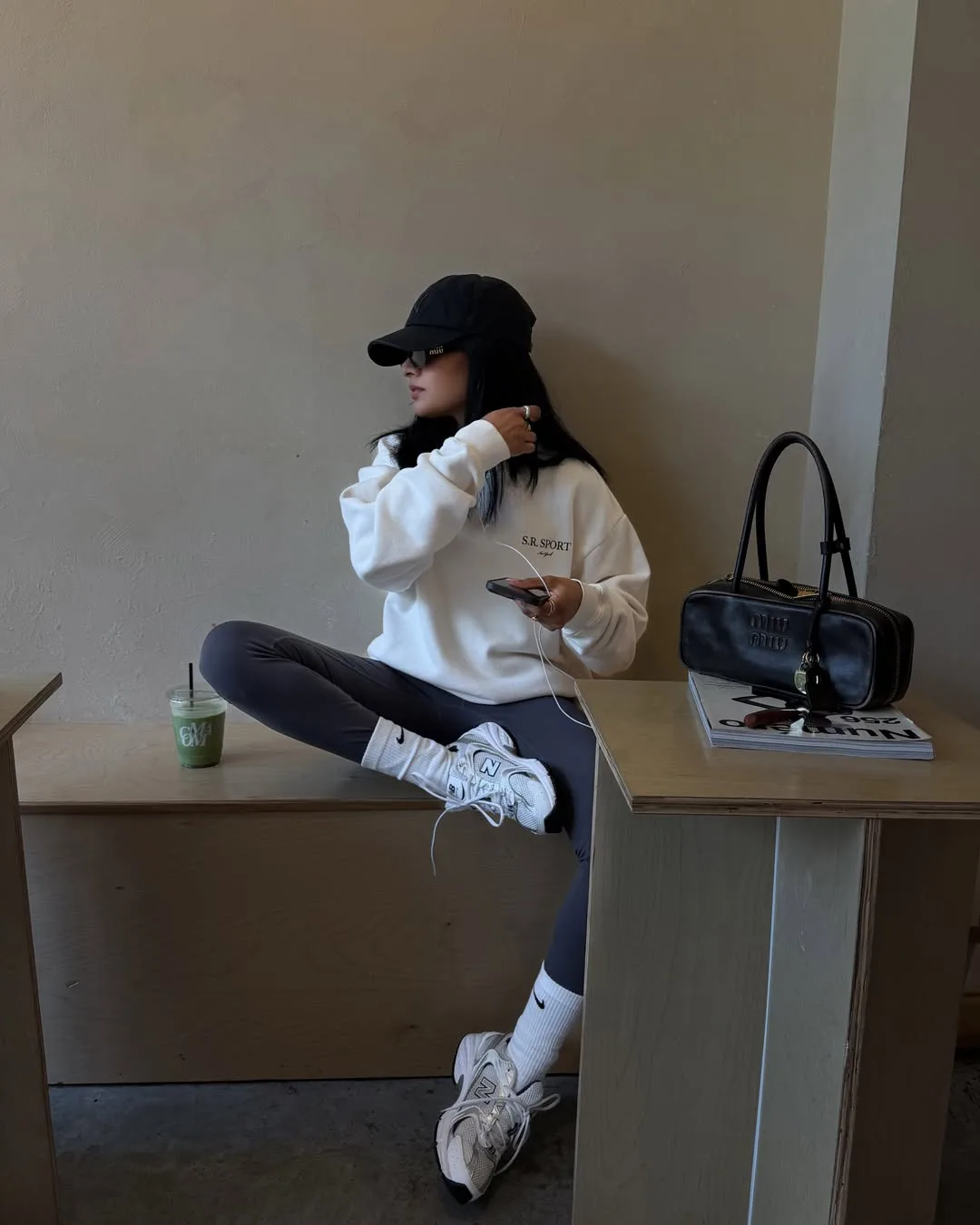 Sneakers trắng tối giản – mảnh ghép bảo toàn tinh thần năng động cho diện mạo ngày mới.