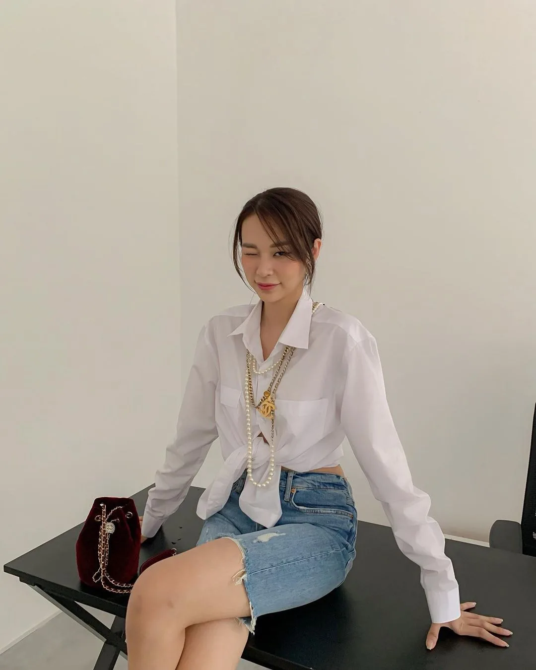 phối ao so mi trang với quần jeans