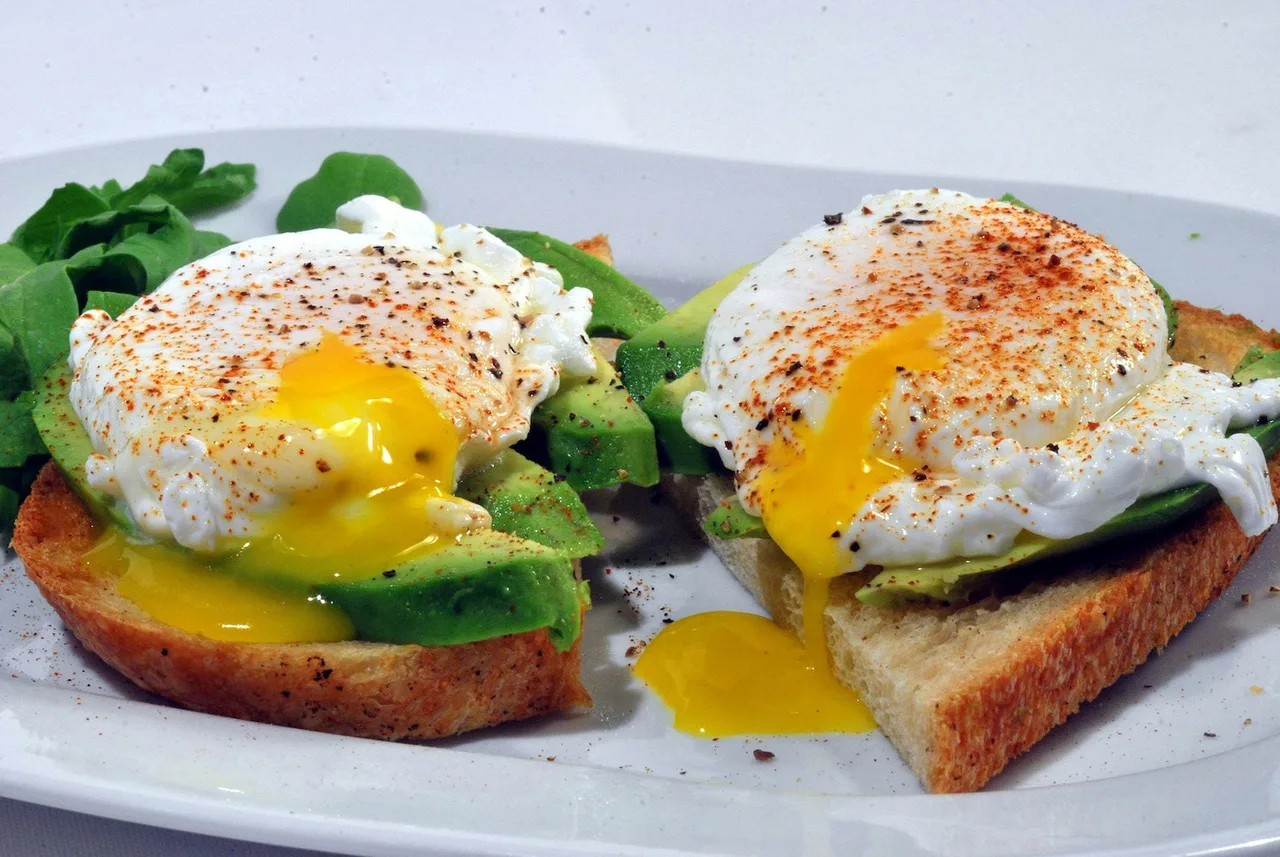 Bữa sáng với bánh mì, bơ và trứng chần
