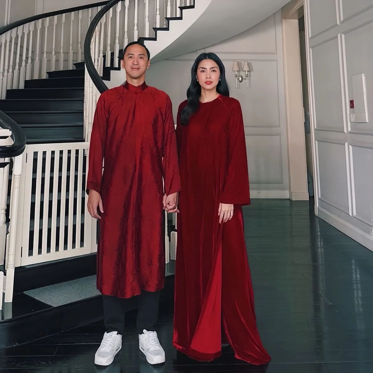 Chính Tăng Thanh Hà - một nàng Thiên Yết - đã chứng minh sức hút tuyệt đối của gam đỏ rượu thẫm trên nền vải nhung, mang đến gợi ý không thể bỏ qua cho chòm sao này dịp năm mới