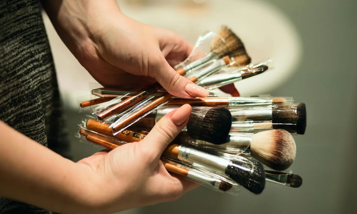 vệ sinh dụng cụ makeup là bước rất quan trọng trong việc dọn dẹp tủ đồ trang điểm