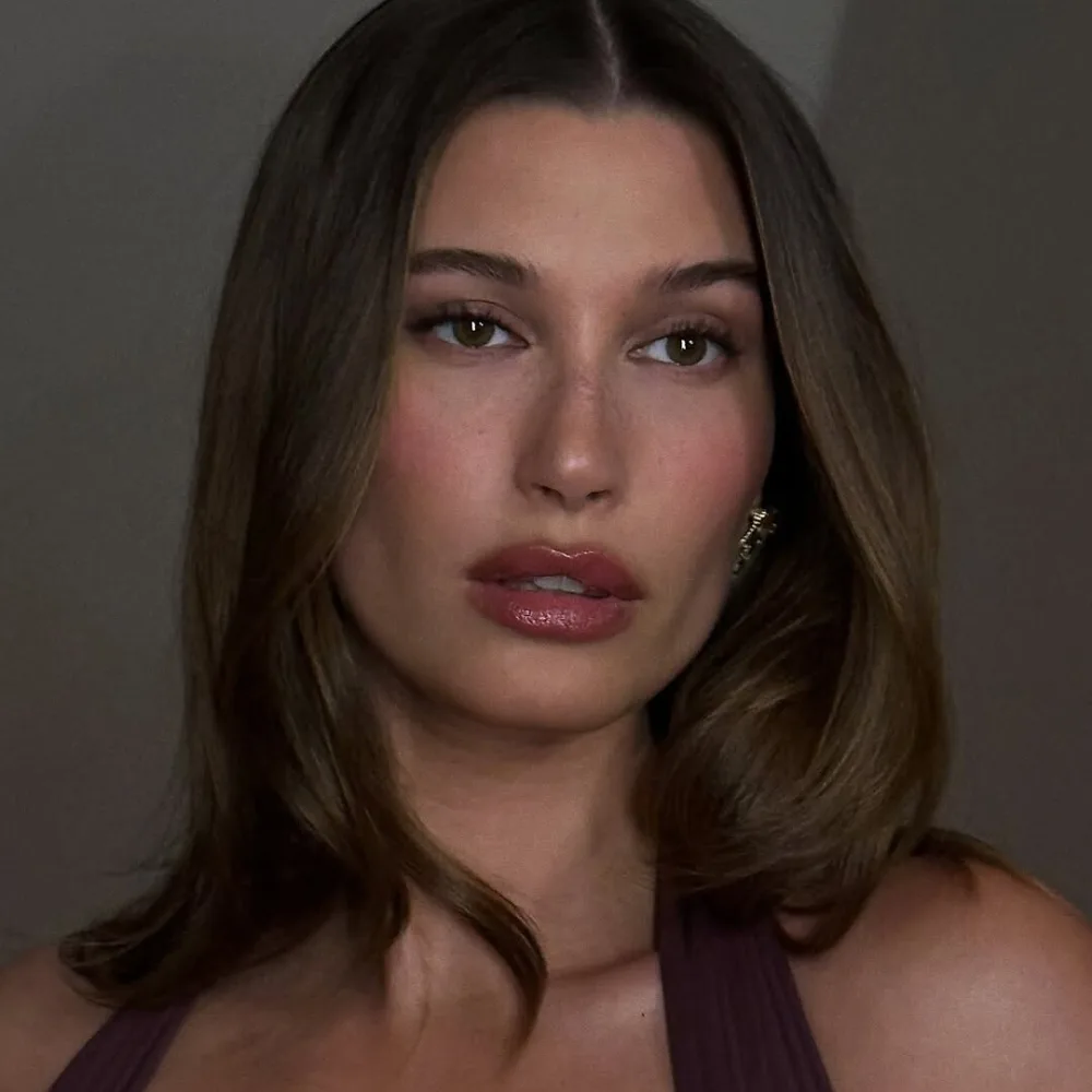 Hailey Bieber trang điểm tông đỏ rượu bởi Nina Park