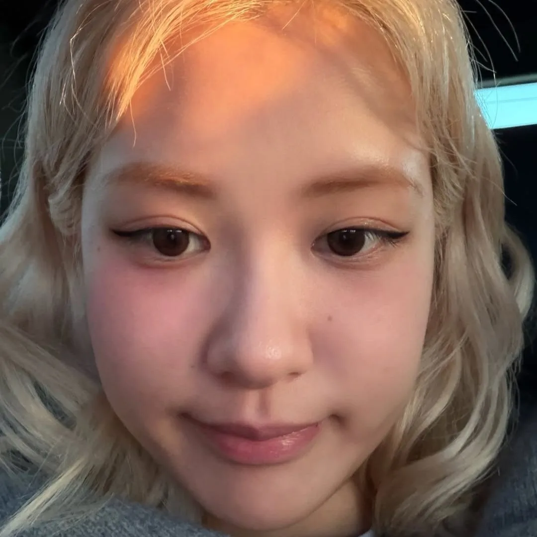 Rose (BLACKPINK) với phong cách trang điểm nhẹ nhàng