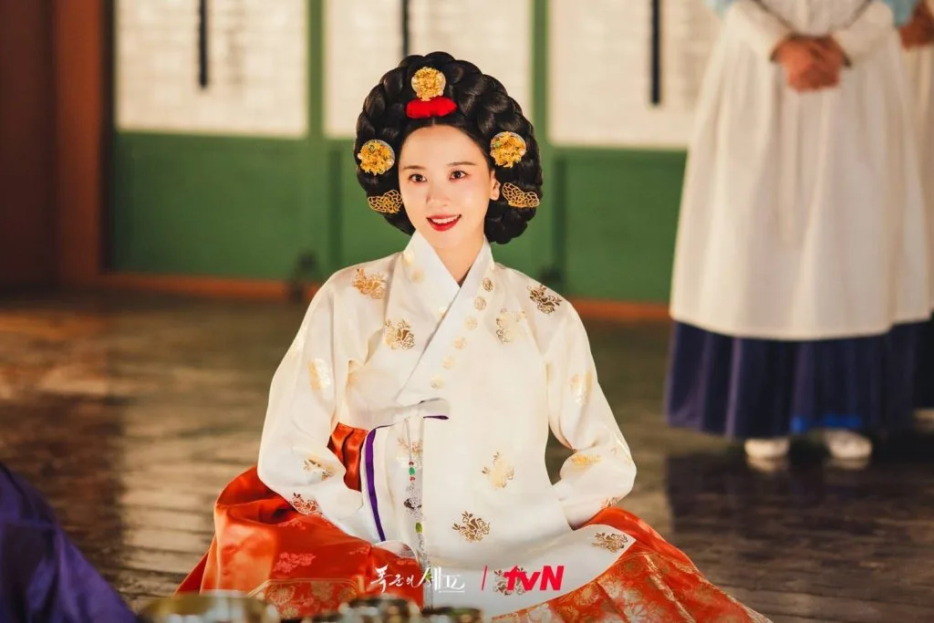 "ác nữ" Kang Han Na với mái tóc búi cao điểm trâm ngọc tăng thêm sự uy nghiêm.