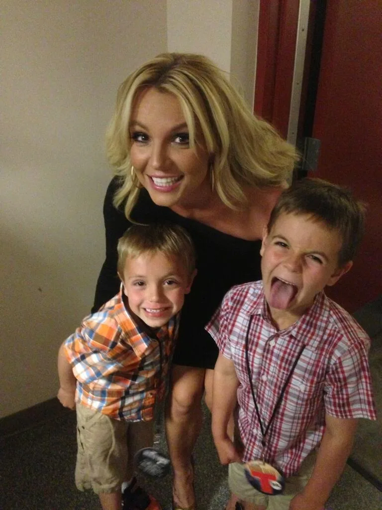 Ca sĩ Britney Spears và các con.