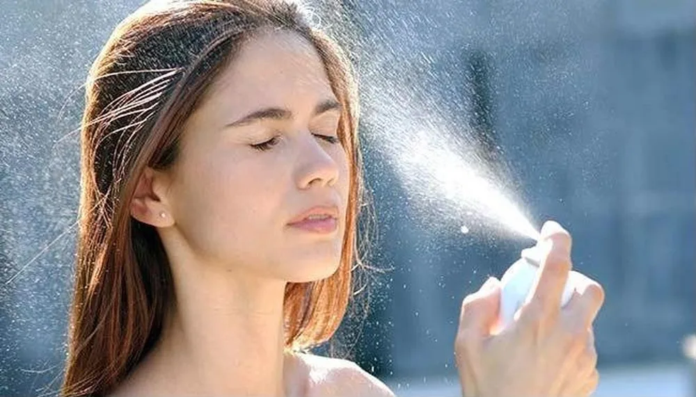 Cách sử dụng xịt khoáng 3 Cách sử dụng xịt khoáng 3