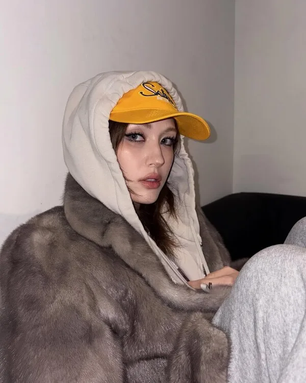 Jeon So Mi đội mũ màu vàng, trang điểm mắt khói, son nude