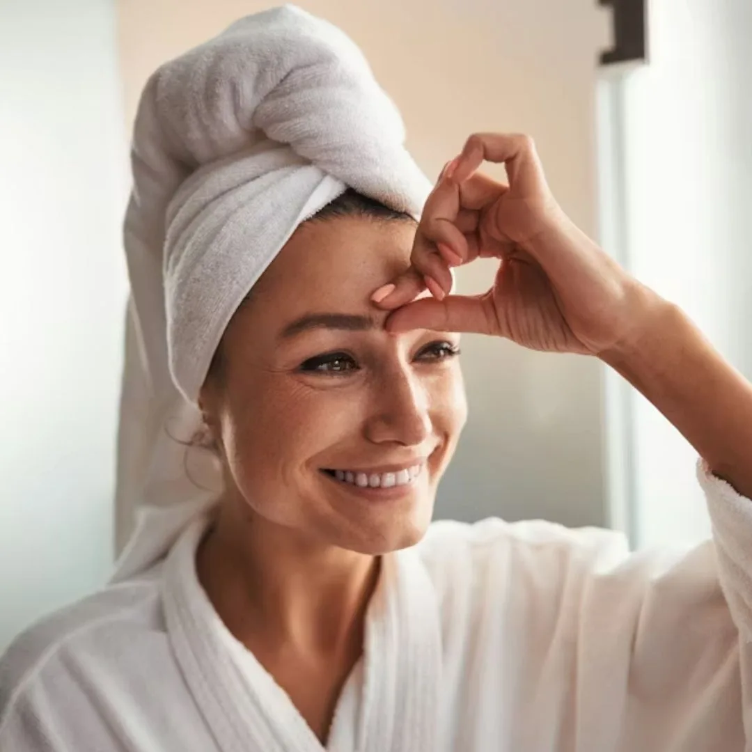 cô gái với mụn ở trán