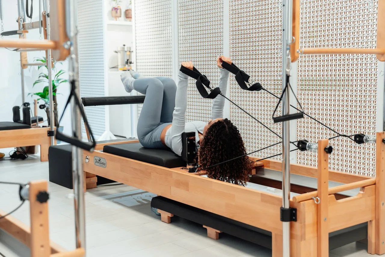 người phụ nữ tập Pilates để cải thiện sự linh hoạt và ổn định cơ thể