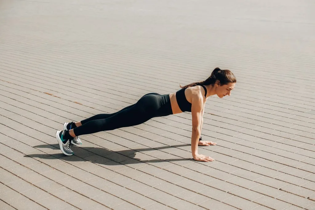 Động tác Plank là động tác thường thấy trong các bài tập về mỡ bụng dưới Động tác Plank là động tác thường thấy trong các bài tập về mỡ bụng dưới