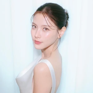 Hình ảnh diễn viên Baifern Pimchanok với làn da bóng minh họa cho những thói quen khiến da dầu nổi mụn.